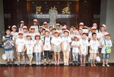 【“贵宾会班”夏令营采风活动再启程】  游故里 听讲座 这个暑假过得充实有意义！